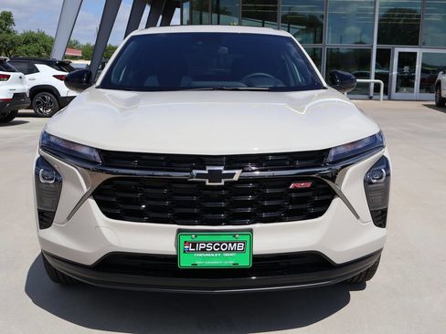 Used 2026 Chevrolet Trax RS w/ Sunroof Package FWD image 2