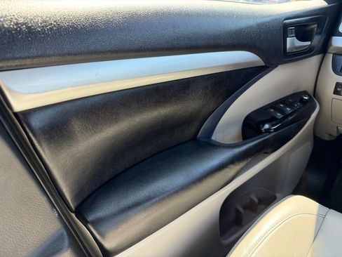 Certified 2019 Toyota Highlander XLE image 31