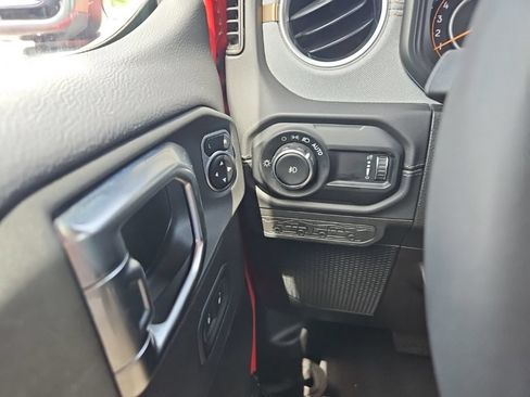 Used 2025 Jeep Wrangler Unlimited Sahara AWD/4WD image 21