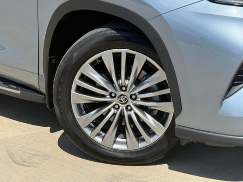 Used 2024 Toyota Highlander Platinum FWD image 2