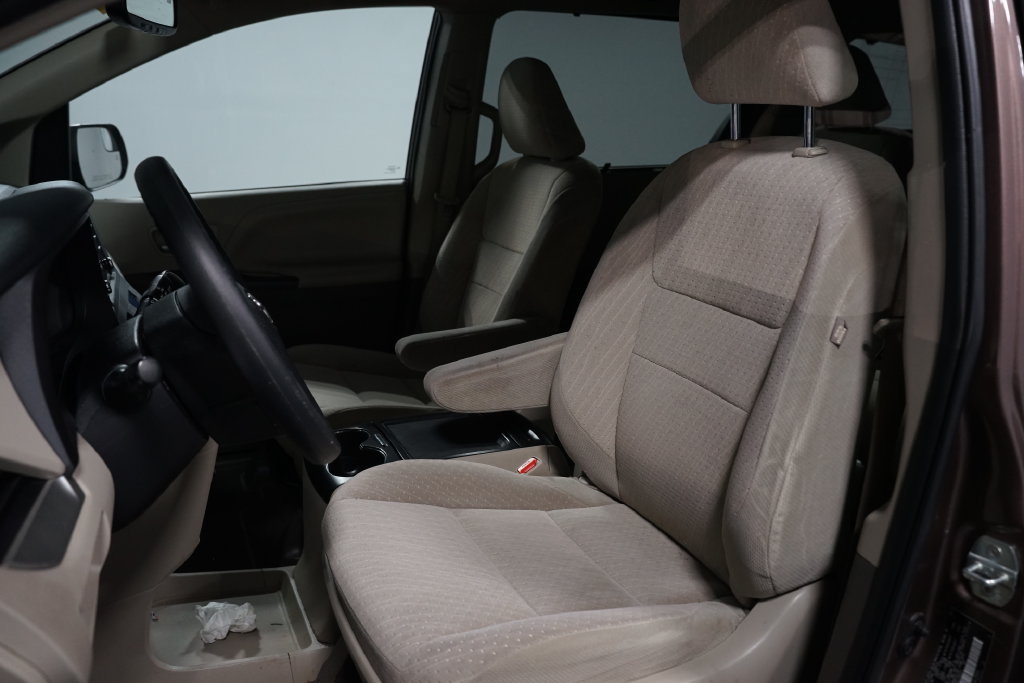 Used 2020 Toyota Sienna LE FWD image 6