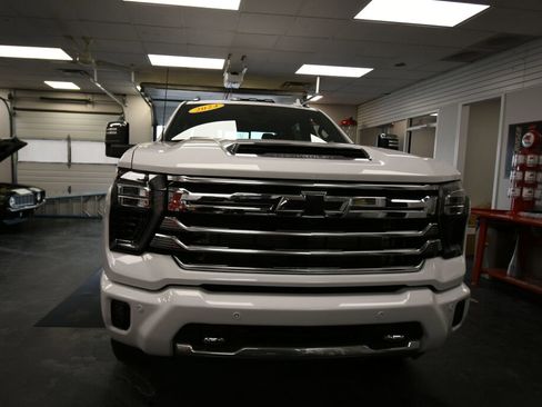 Used 2024 Chevrolet Silverado 2500 High Country w/ High Country Premium Package image 3