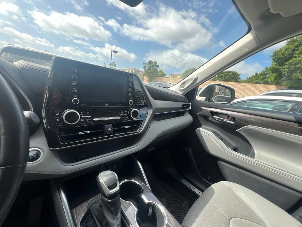 Used 2021 Toyota Highlander Limited FWD image 15