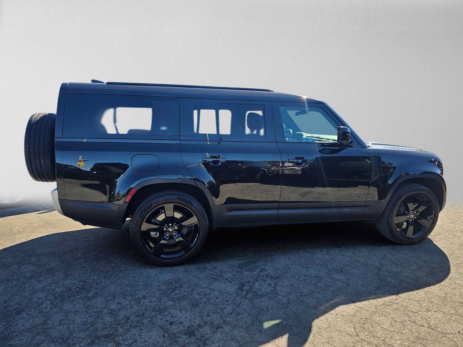 Certified 2023 Land Rover Defender 130 SE AWD/4WD image 6