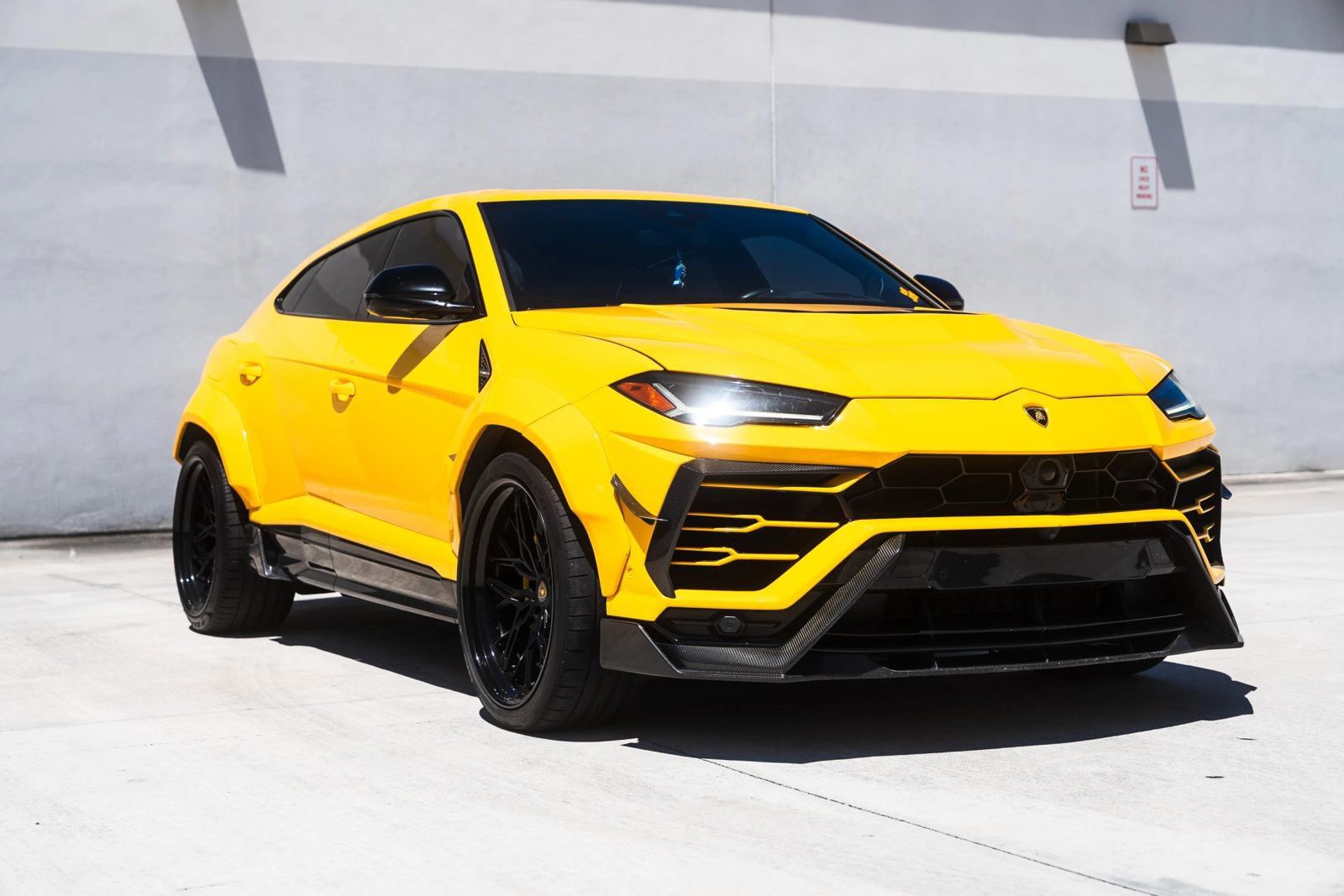 Used 2021 Lamborghini Urus AWD/4WD image 2