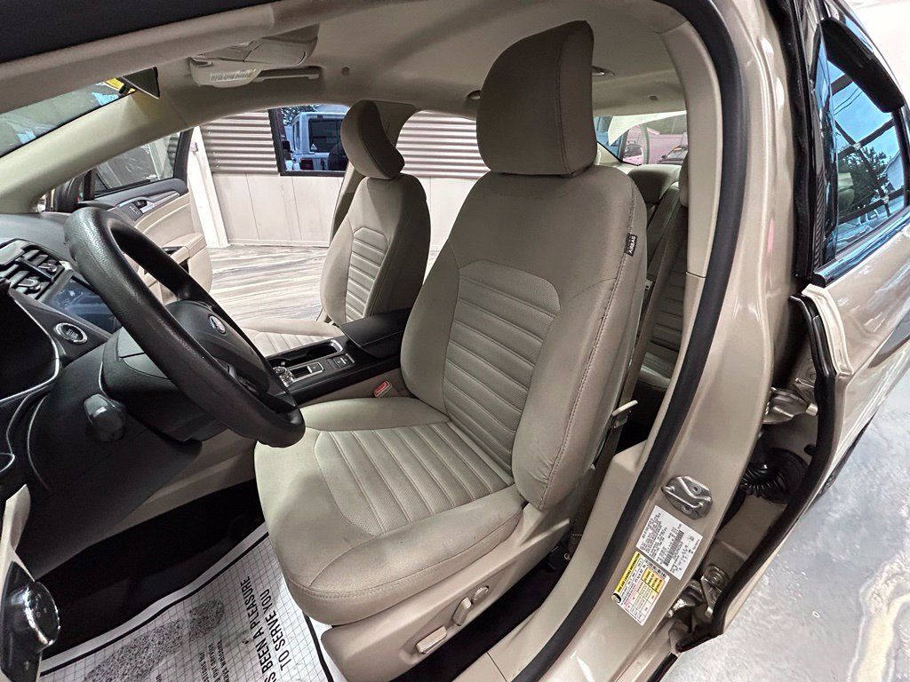 Used 2017 Ford Fusion SE FWD image 7
