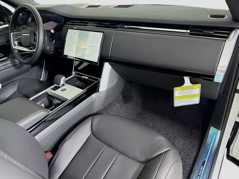 New 2026 Land Rover Range Rover Long Wheelbase SE AWD/4WD image 17