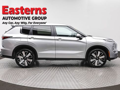Used 2025 Mitsubishi Outlander SE image 4