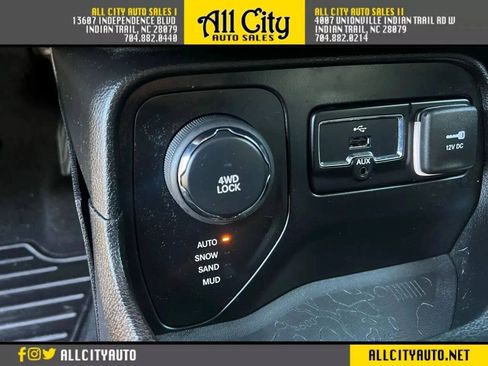 Used 2015 Jeep Renegade Latitude w/ Popular Equipment Group AWD/4WD image 33