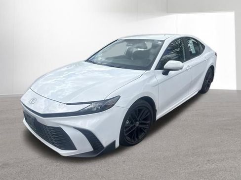 Used 2025 Toyota Camry SE FWD image 3