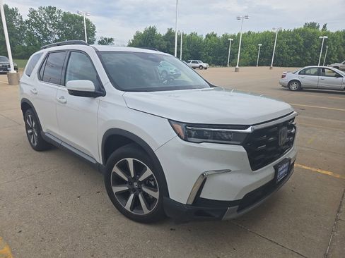 Used 2024 Honda Pilot Touring image 2
