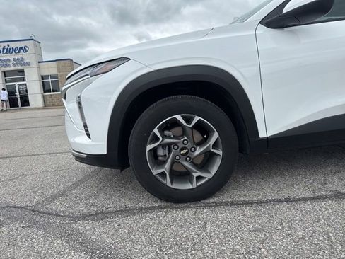 Used 2025 Chevrolet Trax LT FWD image 38