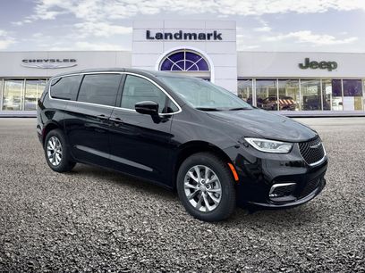 New 2026 Chrysler Pacifica Select