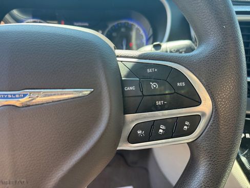 Used 2020 Chrysler Pacifica Touring w/ Advanced Safetytec Group FWD image 33