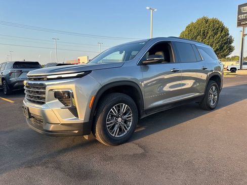 Used 2025 Chevrolet Traverse LT FWD image 2