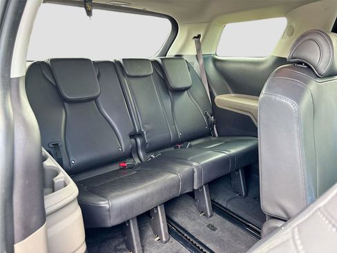 Used 2025 Kia Carnival FWD image 27