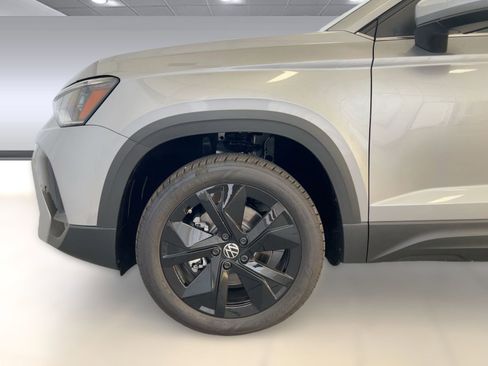 New 2026 Volkswagen Taos SE image 12