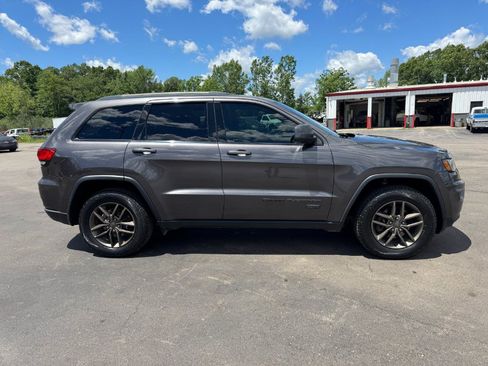 Used 2017 Jeep Grand Cherokee Laredo 75th Anniversary AWD/4WD image 6