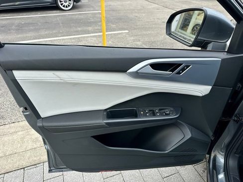 New 2026 Volkswagen Taos SE image 10