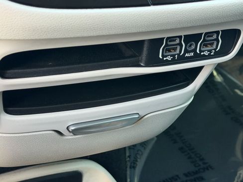 Used 2021 Chrysler Voyager L FWD image 31