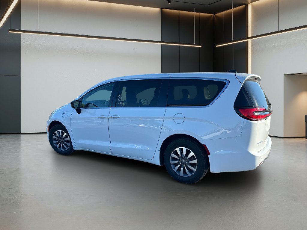 Used 2024 Chrysler Pacifica Limited FWD image 3