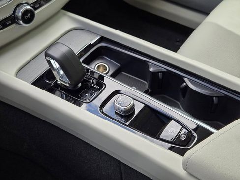 Used 2025 Volvo XC60 T8 Plus w/ Protection Package Premier image 21