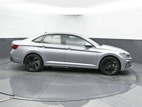 Used 2025 Volkswagen Jetta SE FWD image 4