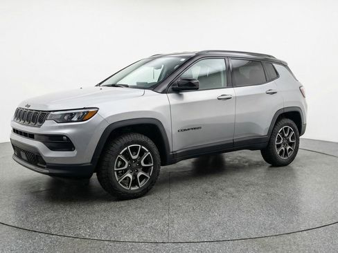 Used 2025 Jeep Compass Trailhawk image 3