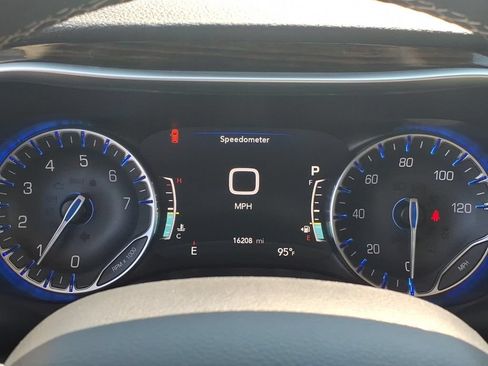 Certified 2024 Chrysler Pacifica Limited AWD/4WD image 6