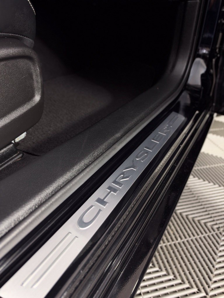 Used 2023 Chrysler 300 C RWD image 29