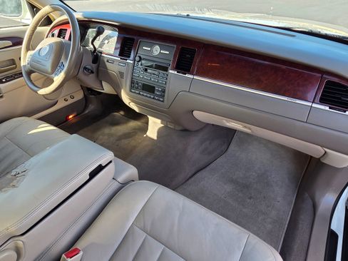 Used 2004 Lincoln Town Car Signature image 23