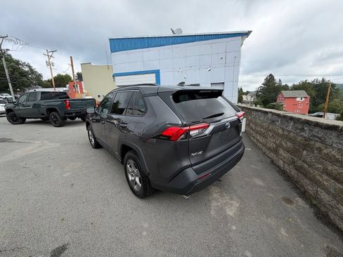 Used 2022 Toyota RAV4 XLE AWD/4WD image 3