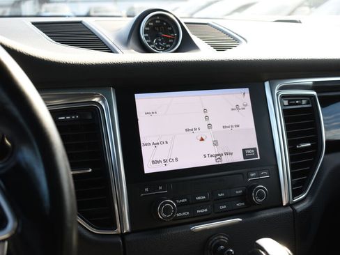 Used 2018 Porsche Macan Sport Edition image 23