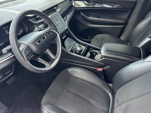 Used 2023 Jeep Grand Cherokee Altitude AWD/4WD image 10