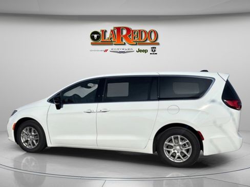 New 2026 Chrysler Pacifica Select image 4