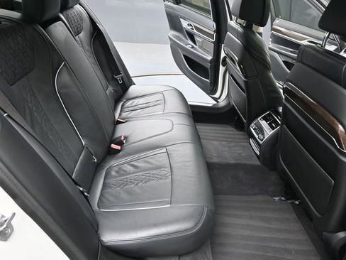 Used 2022 BMW 740i w/ Premium Package image 25