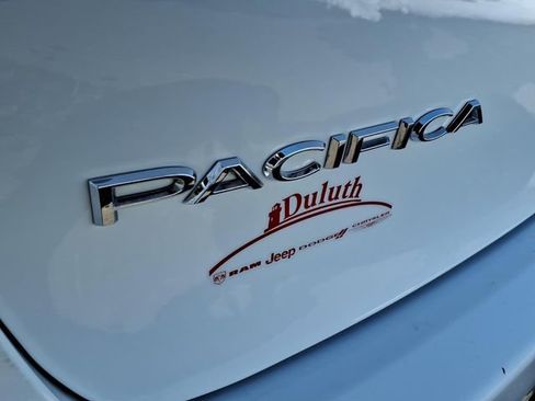 Used 2023 Chrysler Pacifica Touring-L FWD image 13