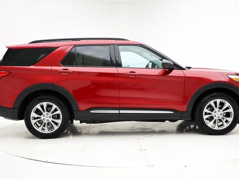 Used 2024 Ford Explorer XLT w/ Equipment Group 202A AWD/4WD image 3