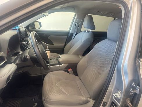 Used 2021 Toyota Highlander L image 11