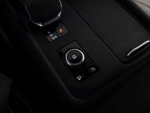 Used 2023 Land Rover Discovery Metropolitan Edition image 35