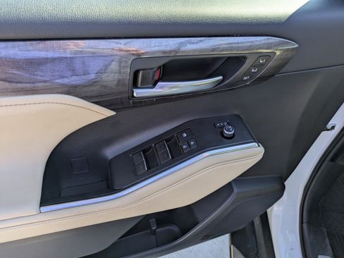 Used 2023 Toyota Highlander Limited image 13