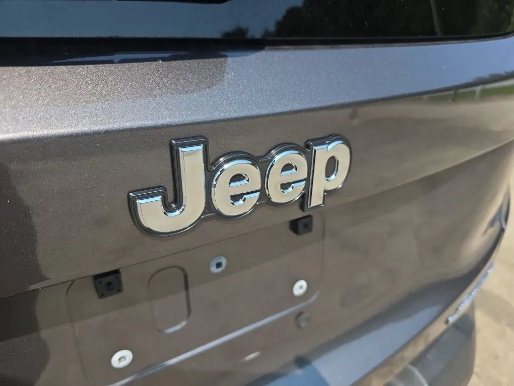 Used 2018 Jeep Renegade Limited w/ UConnect 8.4 Nav Group FWD image 10