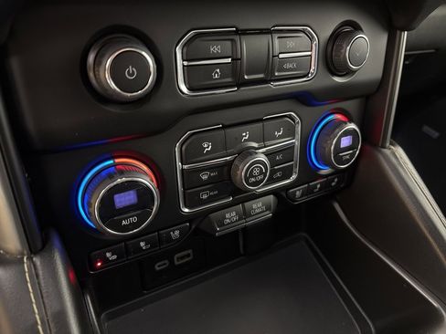 Used 2023 Chevrolet Suburban Premier image 32