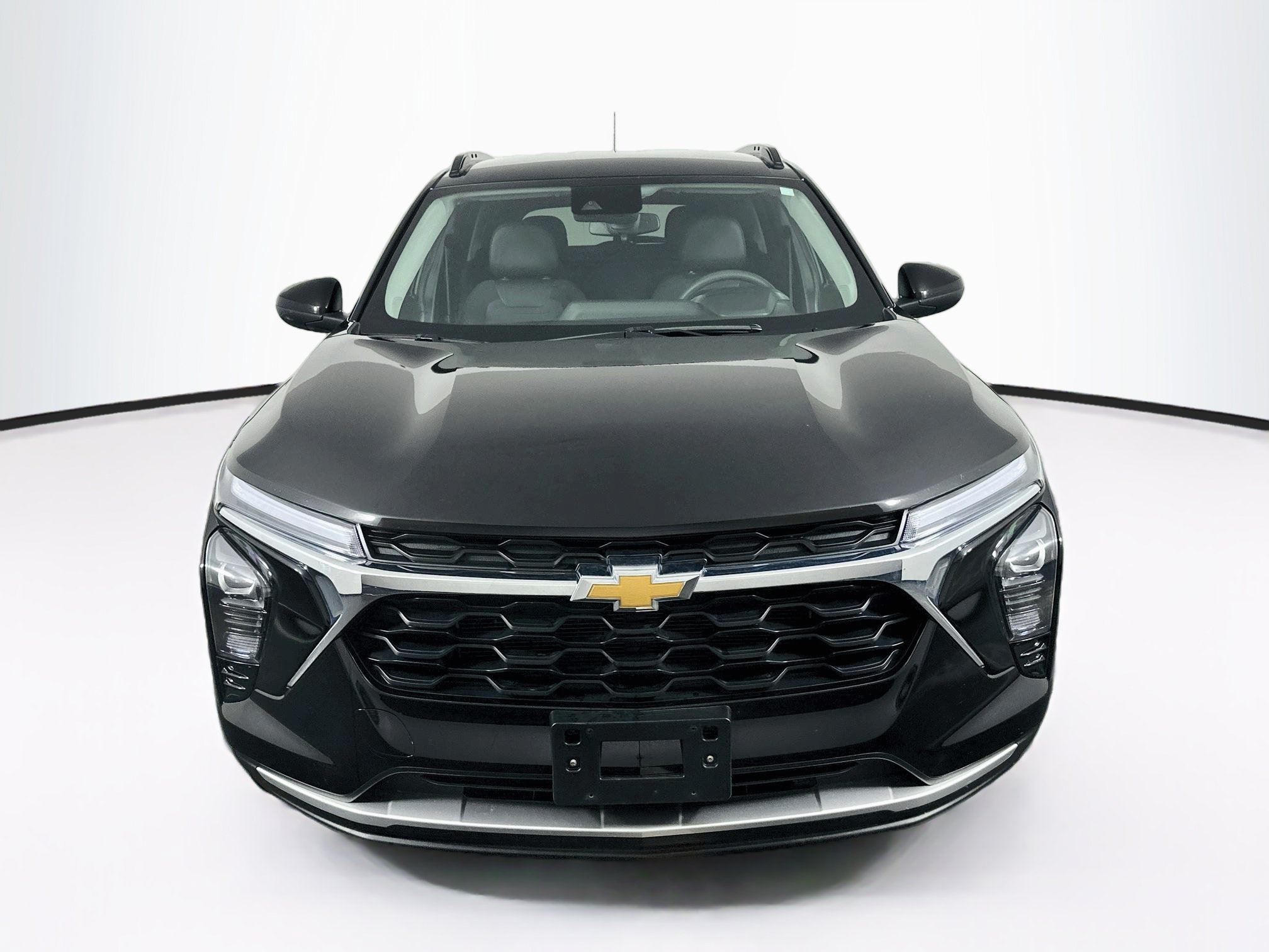Used 2025 Chevrolet Trax LT FWD image 2
