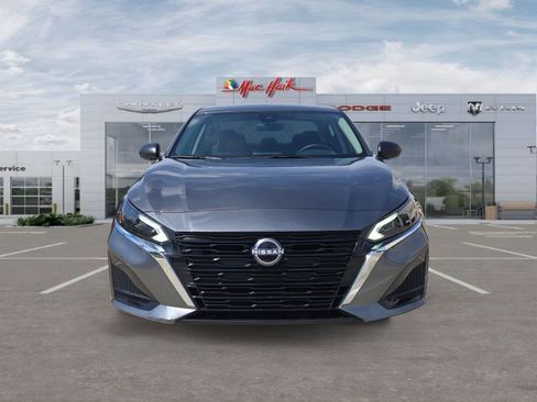 Used 2025 Nissan Altima 2.5 SV FWD image 8
