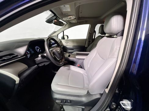 Used 2023 Toyota Sienna XLE image 14