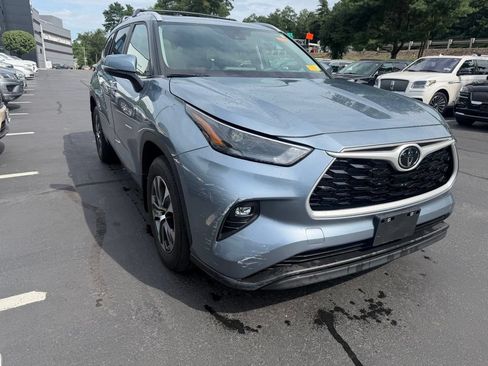 Used 2023 Toyota Highlander XLE AWD/4WD image 5
