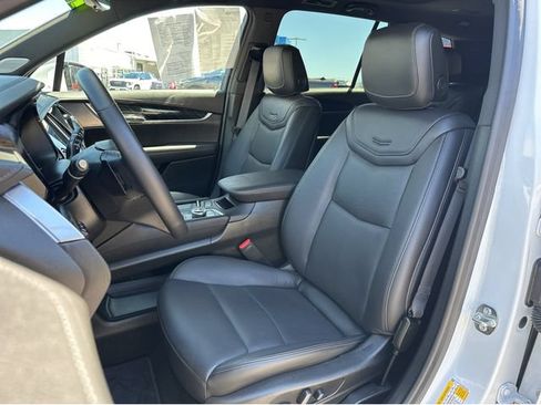 Certified 2025 Cadillac XT6 Premium Luxury w/ Technology Package FWD image 7