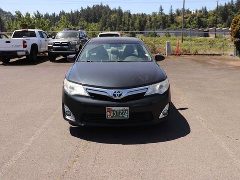 Used 2012 Toyota Camry XLE w/ Leather Pkg FWD image 2