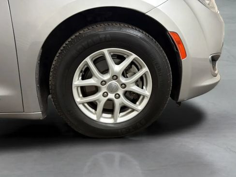 Used 2020 Chrysler Pacifica Touring-L FWD image 24